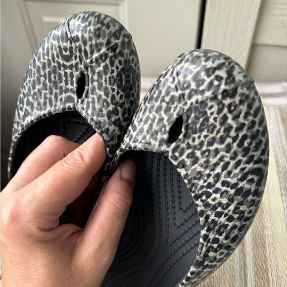 Crocs Women's Size 6 Leopard Print Ballet Flat Slip On Comfort Shoes - Picture 5 of 10